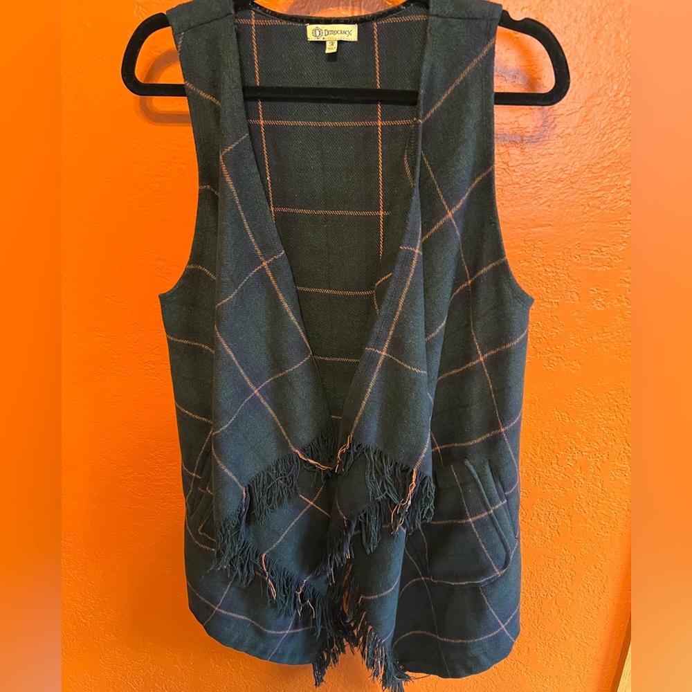 Democracy gorgeous fall & winter plaid vest with pockets.‎ Sz M